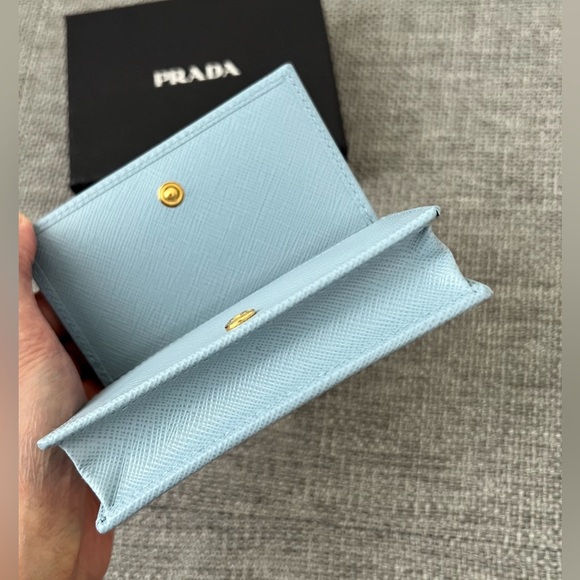 5️⃣0️⃣0️⃣ Prada Saffiano Leather Card Holder Light Blue - Picture 6 of 8